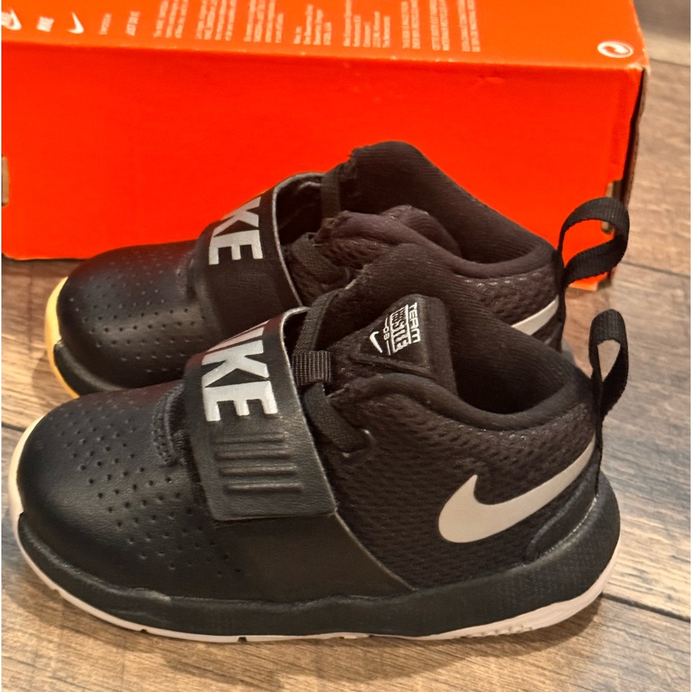 New authentic Nike infant signature sneakers sz 6 display